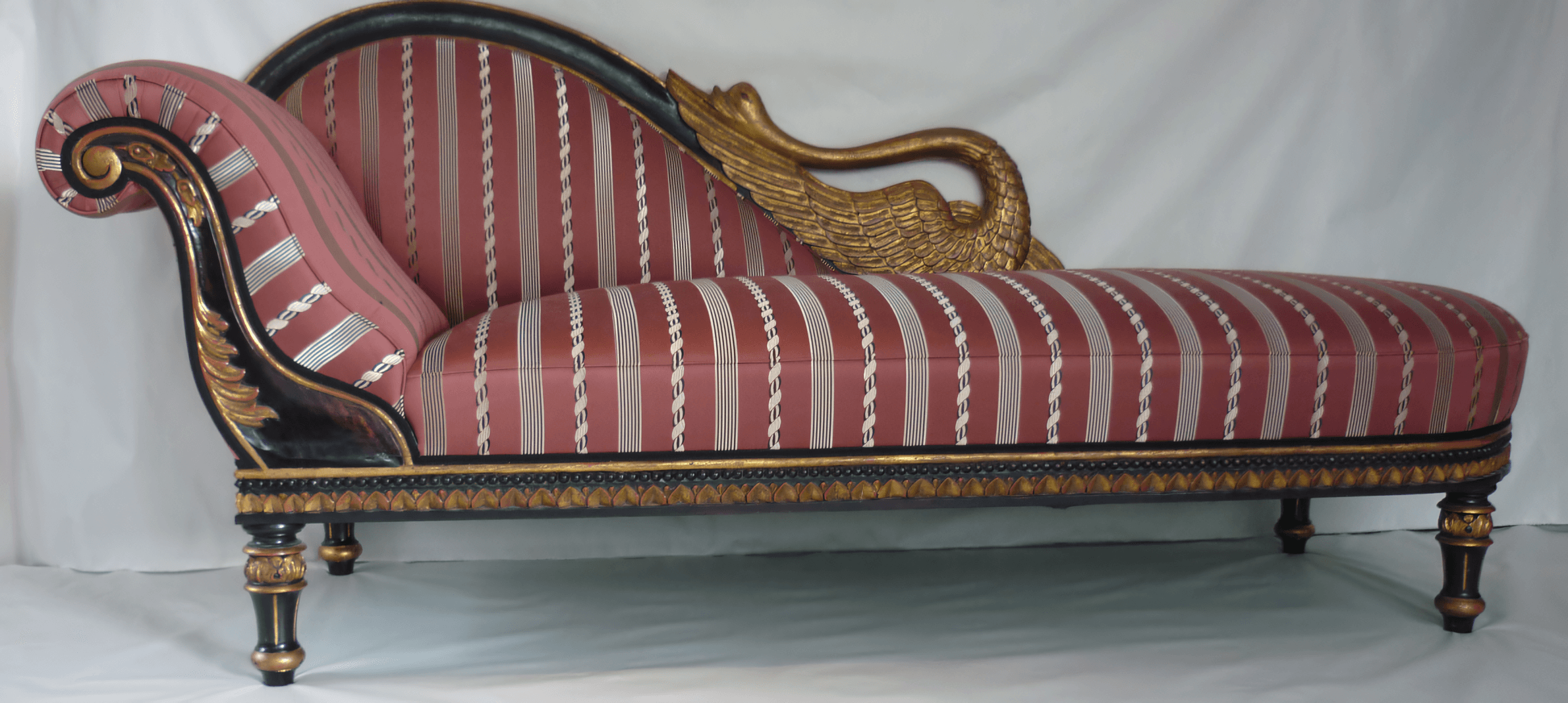 Ein altes, hochwertiges Sofa in rot und gold